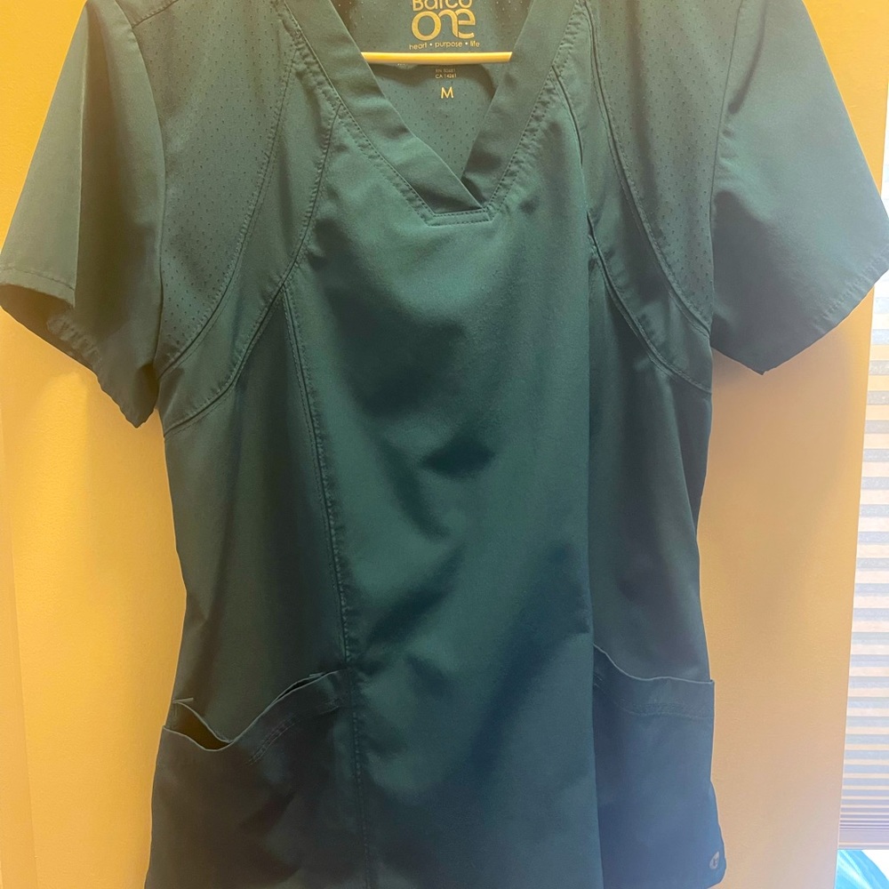 Barco one medium scrub top
